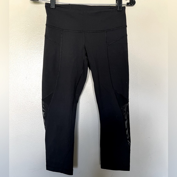 Lululemon Athletica Black High-Waisted Cropped Leggings with Mesh Accents Sz 4 - Picture 1 of 4